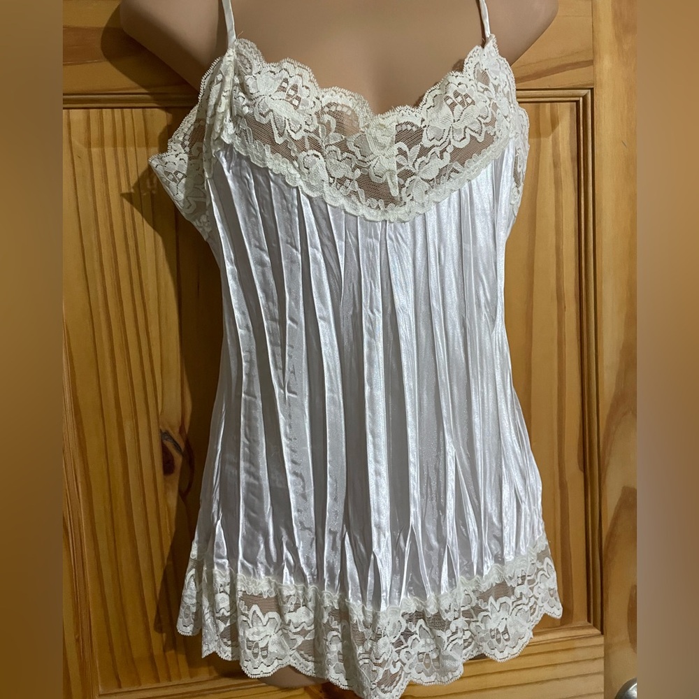 Wetseal crinkle look camisole off white size large